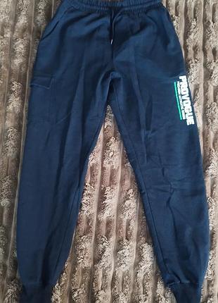 Спортивні штани для хлопця.