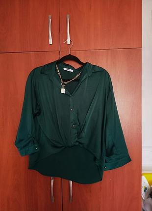 Атласна ізумрудна блузка з ланцюжком, розмір 38