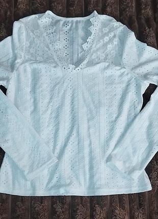 Біла кофтинка.