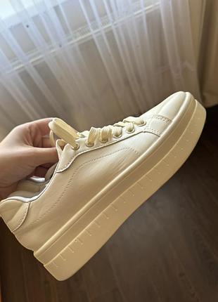 Кеди беживі і ідеальному стані
