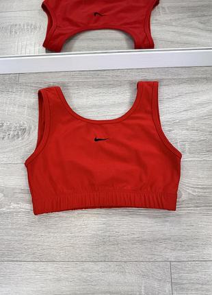 Спортивний топ з вишитим лого nike