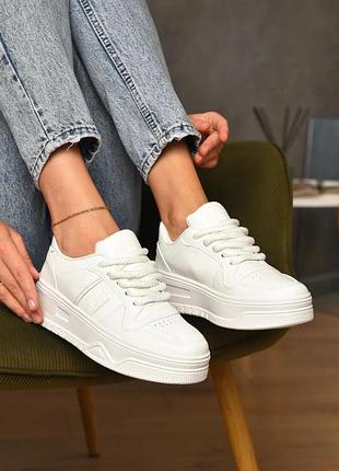 Кроссовки женские белого цвета на шнуровке