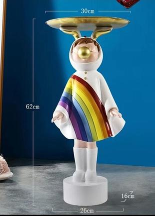 Декоративная статуэтка в виде девочки в дождливую цветов радуги, которая также служит подставкой