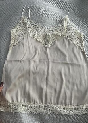 Атласна майка на брительках