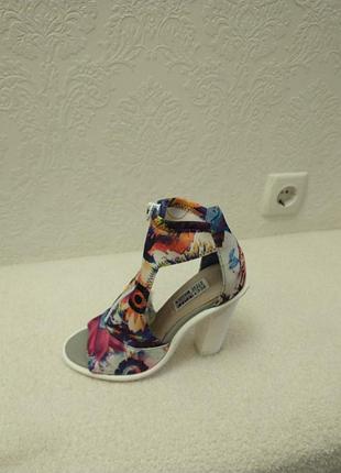 Босоножки новые