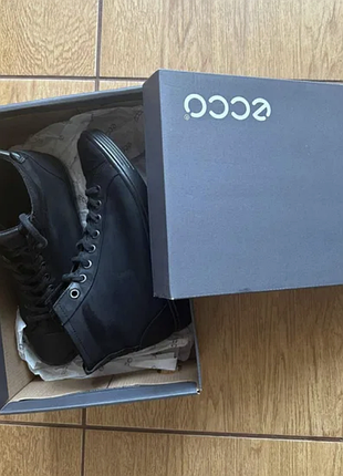 Продам высокие кроссовки высокие