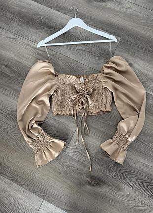 Кроп топ з обʼємними рукавами резинка приваблива блузка коротка бежева кольору капучино  ew collection