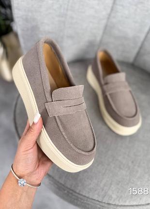 Стильні замшеві лофери в кольорі візон