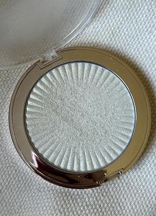 Makeup revolution skin kiss ice kiss хайлайтер