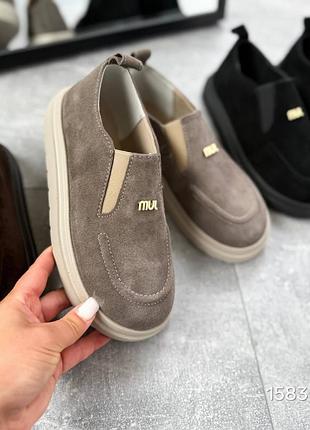 Удобные анатомические замшевые лоферы с резинками