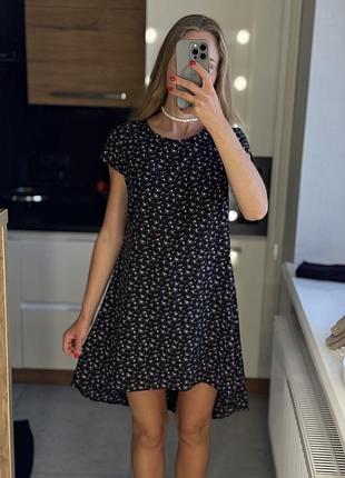 Черное короткое платье миди в мелкий цветок сарафан