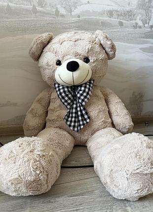 Плюшевий великий ведмідь