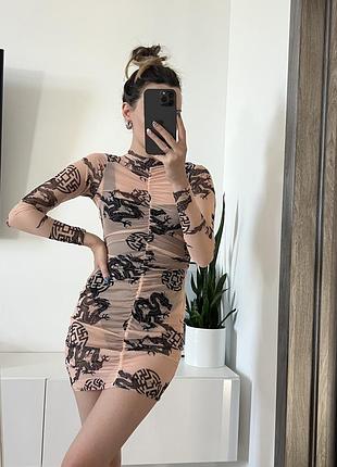 Прозрачное платье сетка с драконами бежевая нюдовая по фигуре с длинным рукавом гольф мини