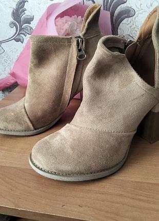 Стильные женские замшевые ботинки на каблуках – универсальные для осени и весны. bella paris 36 размер