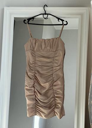 Бежева сукня футляр на тоненький бретельках