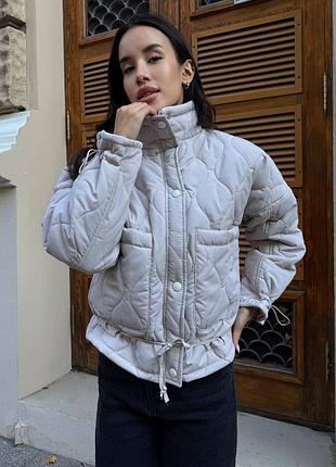 Куртка женская стеганая без капюшона демисезонная теплая ветровка-дождевик укороченная свободного кроя с воротником стойкой серая - бежевая