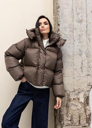 Укороченный зимний дутый пуфер с капюшоном шоколад, женский пуховик на зиму, пуховик зима на биопухую, короткий пуффер, sevilia