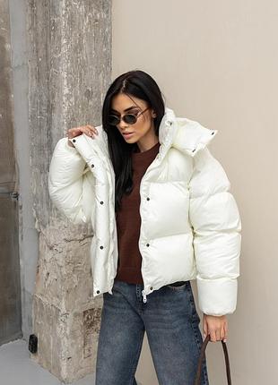 Укороченный зимний дутый пуфер с капюшоном молочный, женский пуховик на зиму, пуховик зима на биопухую, короткий пуффер, sevilia