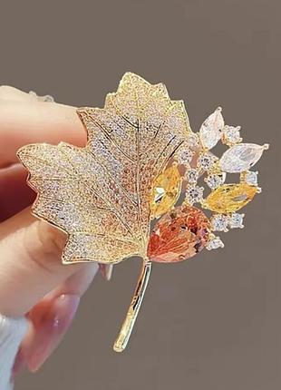Брошь клиновый листочек