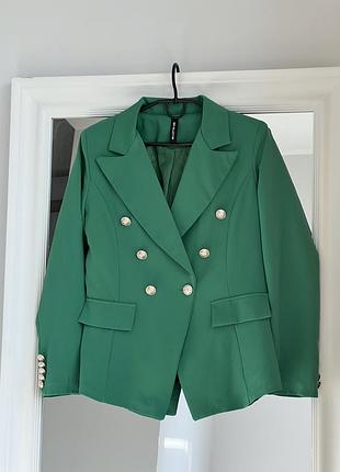 Шикарний приталений жакет з ґудзиками