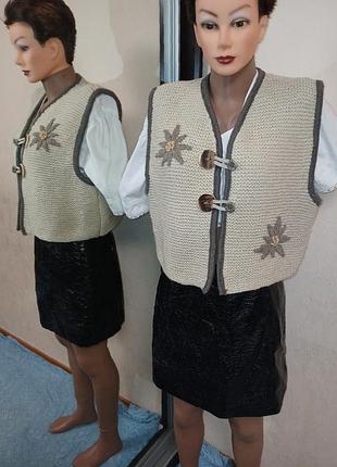 Жилет женский, баварский, винтажный, вязаный в идеальном состоянии.