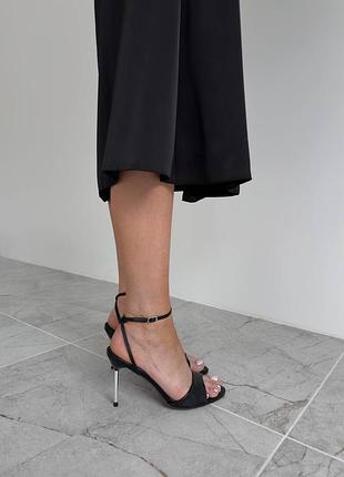 Чорні босоніжки на каблуку базові босоніжки на шпильці класичні босоніжки на каблуку чорні босоніжки на підборах босоніжки чорні з тонким ремінцем