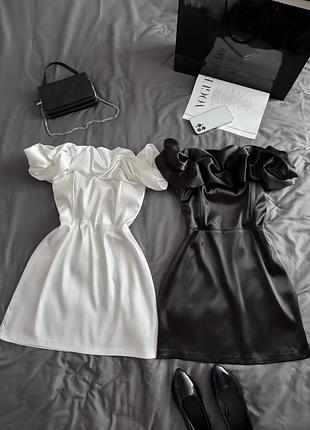 Платье из атласа с открытыми плечами и корсетом