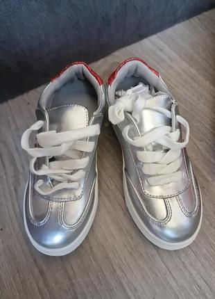 Нові шкіряні сріблясті дитячі кросівки dkny 17 см  11 us