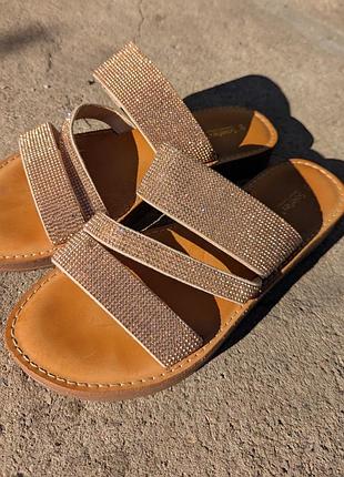 Сияющие, бежевые шлепки с искусственными камнями. размер 39. soleflex