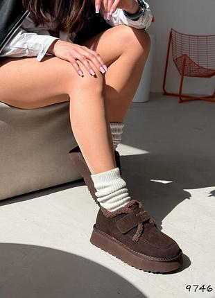 Шоколадные натуральные низкие угги на одной липучке