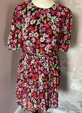Нова жіноча міні сукня з поясом в тон, у квітковий принт, з коротким рукавом, розмір s