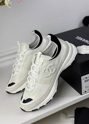 Кросівки жіночі