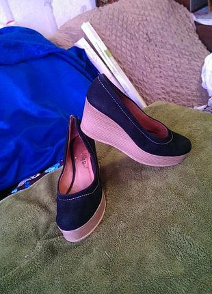 Удобные замшевые туфли на высокой танкетке ally 40р.хорошее состояние