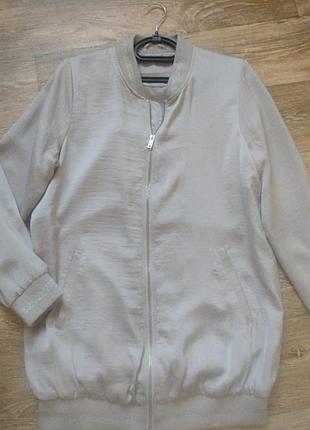 Бомпер,удлиненная модель в виде оверсайза, размер 14.
известный бренд.