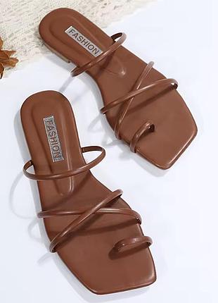Коричневые шлепанцы шлепки через палец