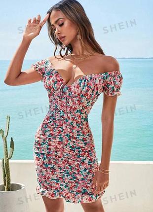 Цветочное платье с жатками и открытыми плечами