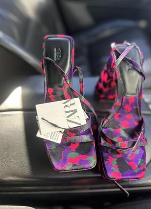 Жіночі босоніжки zara