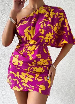 Розовое платье на одно плечо с желтыми цветками