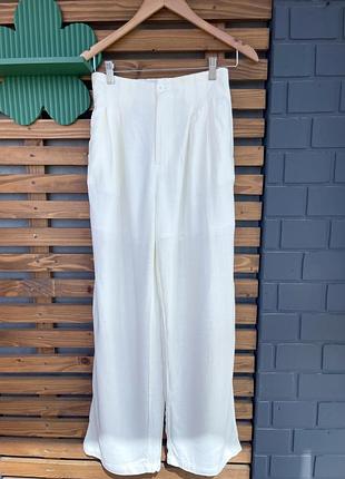 Белые льняные брюки с карманами