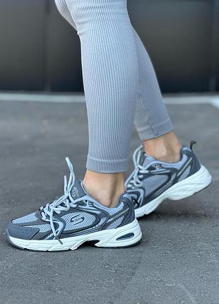 Женские кроссовки sketchers