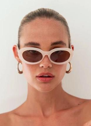 Окуляри  у світлій овальній оправі