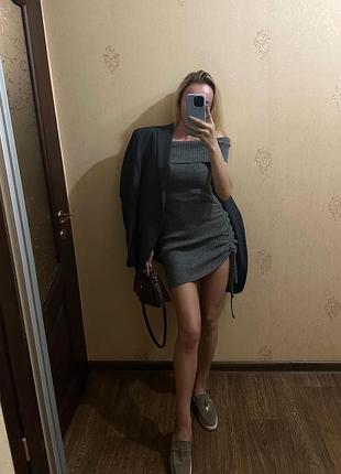 Вовняна сукня з відкритими плечима