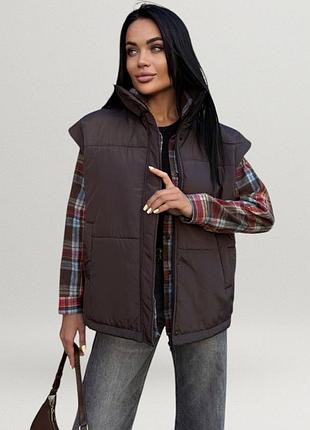 Жилет жіночий теплий демісезонний куртка - безрукавка з коміром стійкою жилетка стильна повсякденна коричнева шоколадна