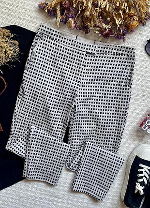 Оригінальні вкорочені завужені брюки в класичному стилі в молочно-чорному кольорі