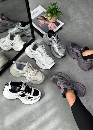 Кросівки жіночі