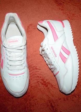 Кроссовки фирмы reebok 34,5 размера по стельке 23,5 см можно и на 36 размер ноги.