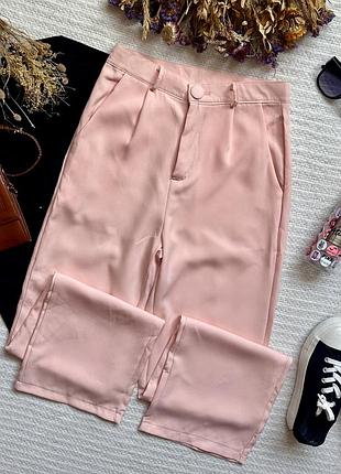Яркие, нежные классические прямые широкие брюки с высокой посадкой в пудровом цвете