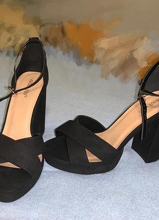 Чорні босоніжки