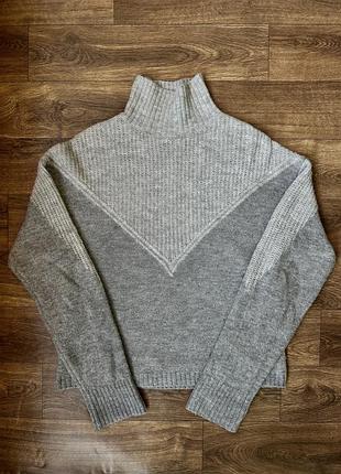 Теплий светер під горло