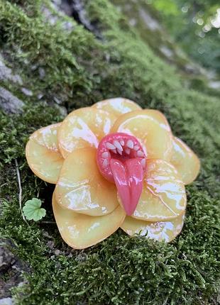 Брошка-квітка з зубками | арт прикраса ручної роботи